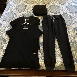 5 pr FIGS Zamora joggers and 3 two pocket matching tops